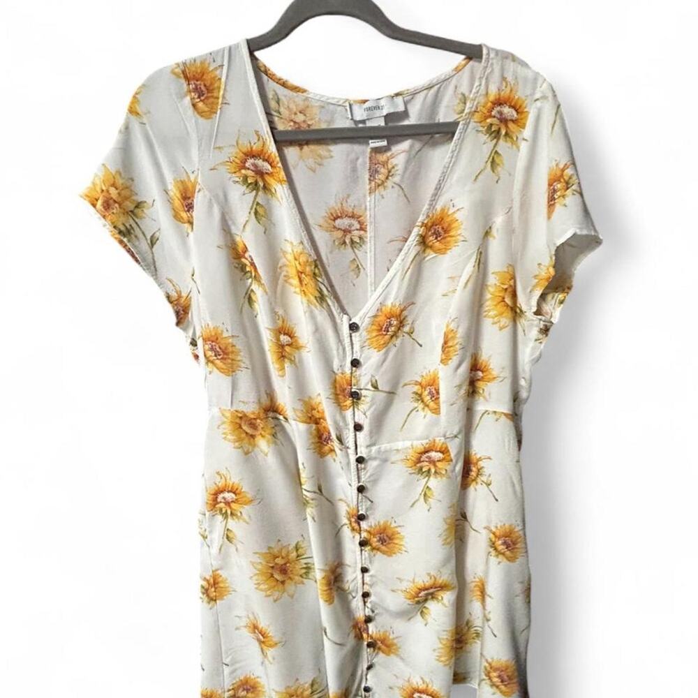 2X Yellow & white short v-neck sunflower dress with button front.